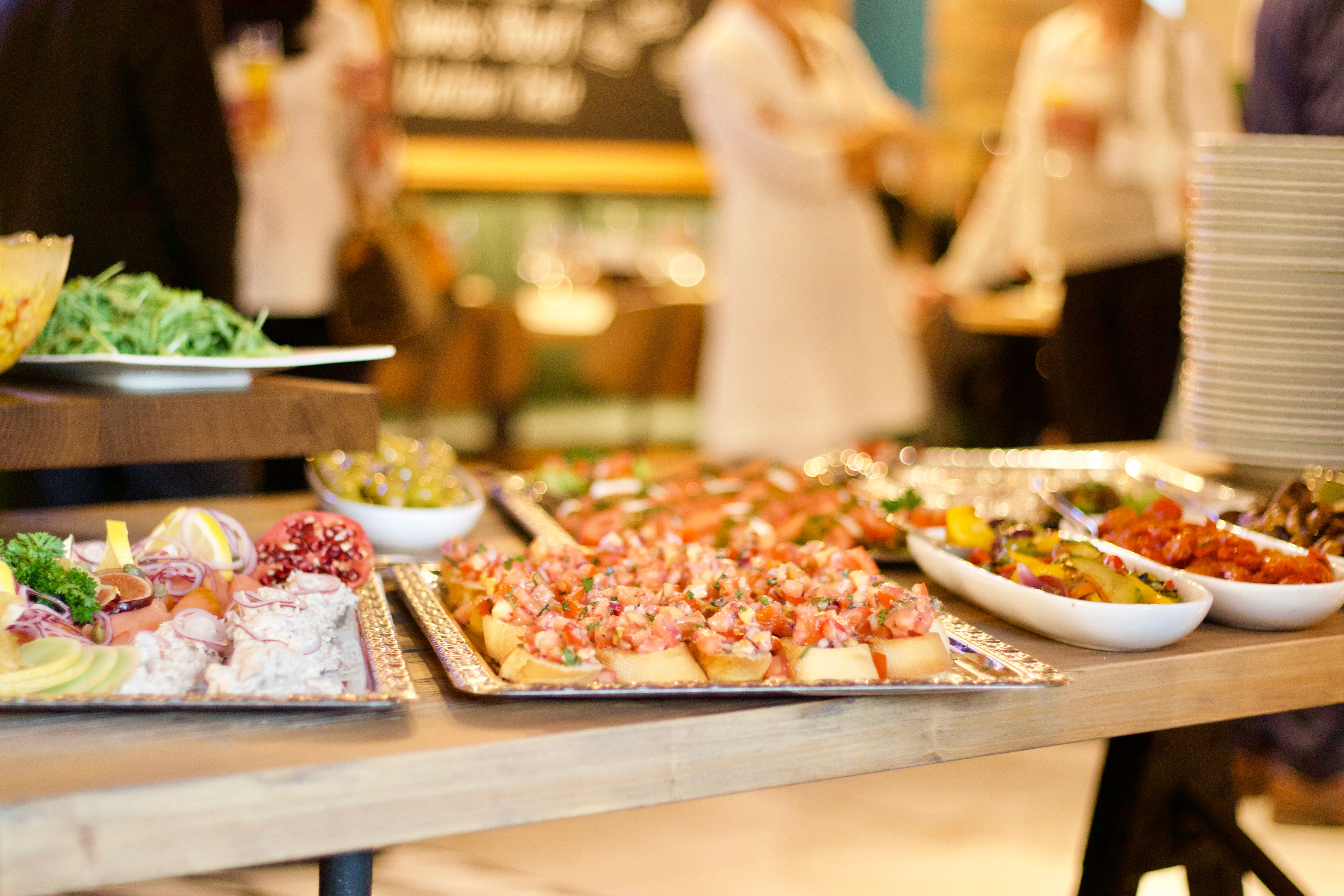 Buffet-avec-des-gens-qui-parlent-derriere